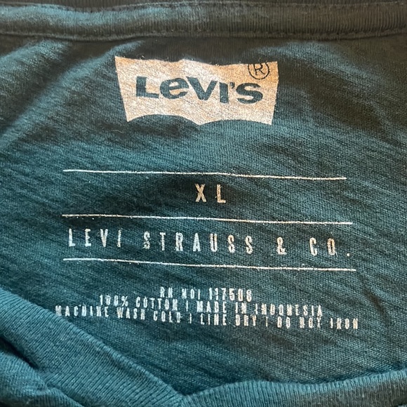 NWOT Levi’s XL V-Neck T-Shirt - Picture 4 of 4